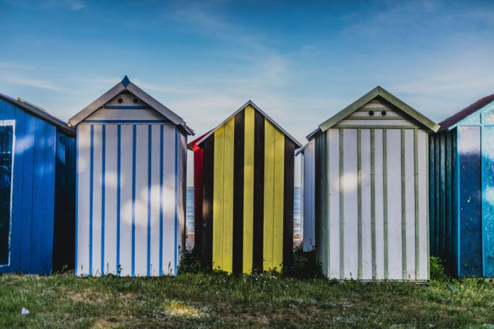 Strandcabines als illustratie om hokjesdenken tegen te gaan