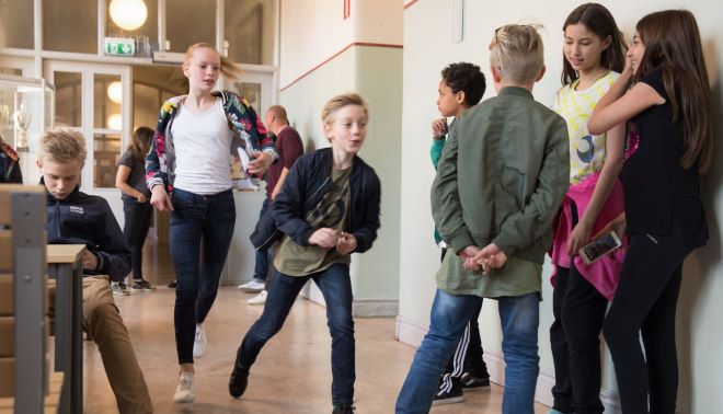 Pubers in de gang op een middelbare school